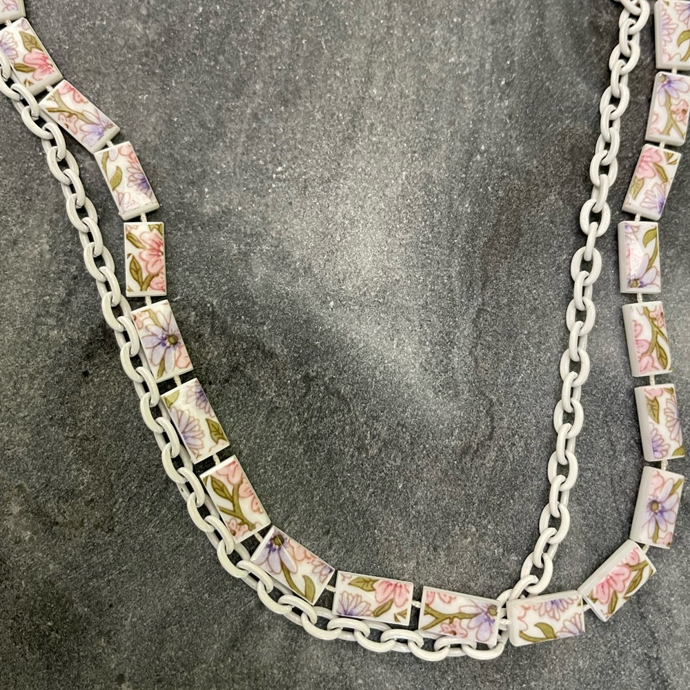 Vintage White Floral Plastic Beaded Necklace